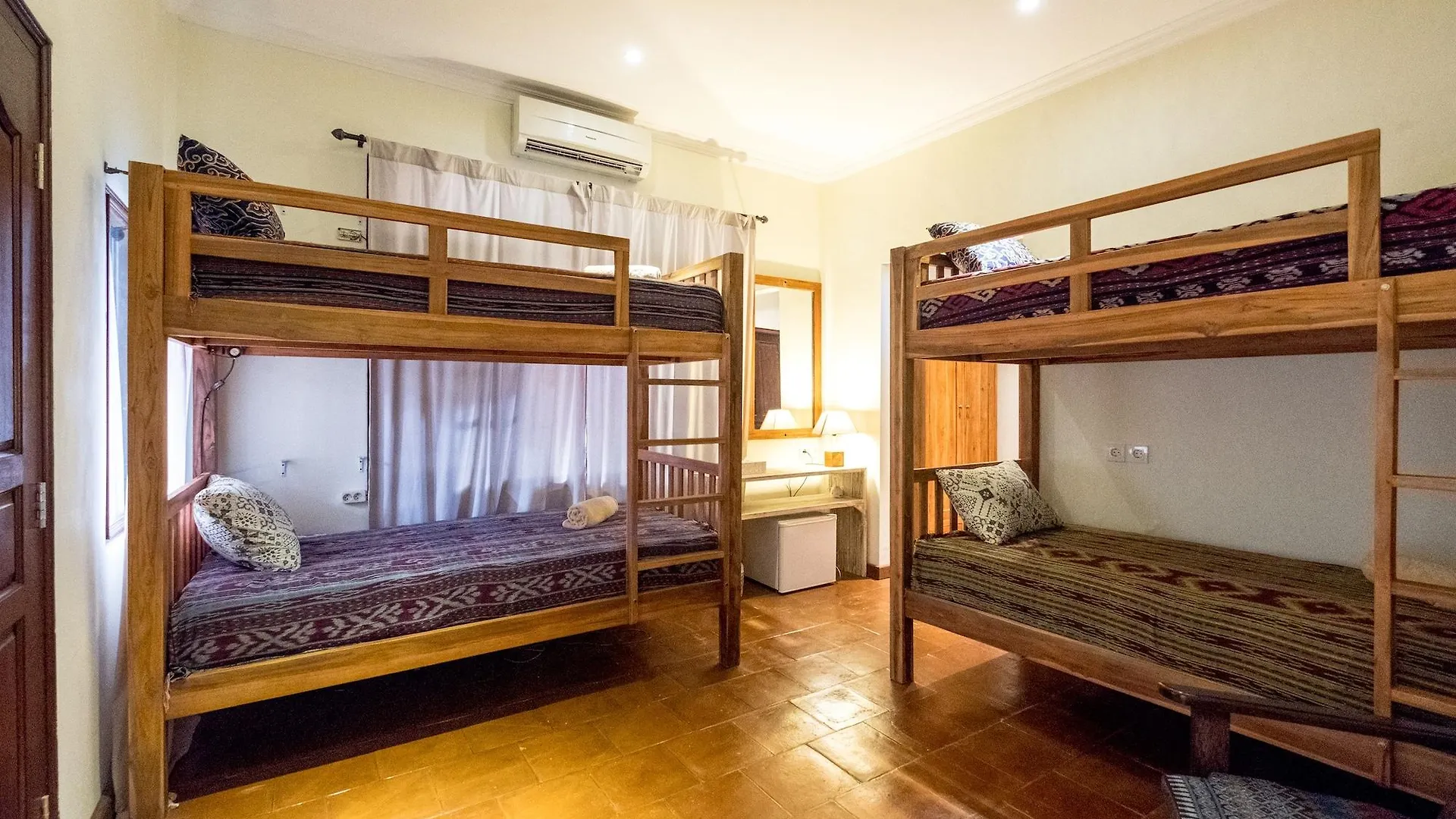 Easy Surf Camp Hotel Kuta  3*, Kuta (Bali)